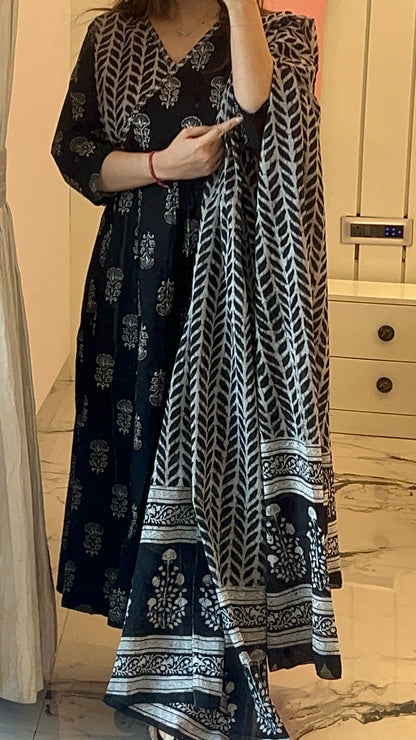 Women Black Cotton Anarkali kurta set with Dupatta (38 to 44)