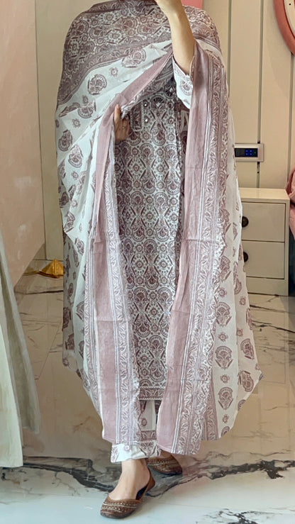 Off white Straight kurta set with dupatta