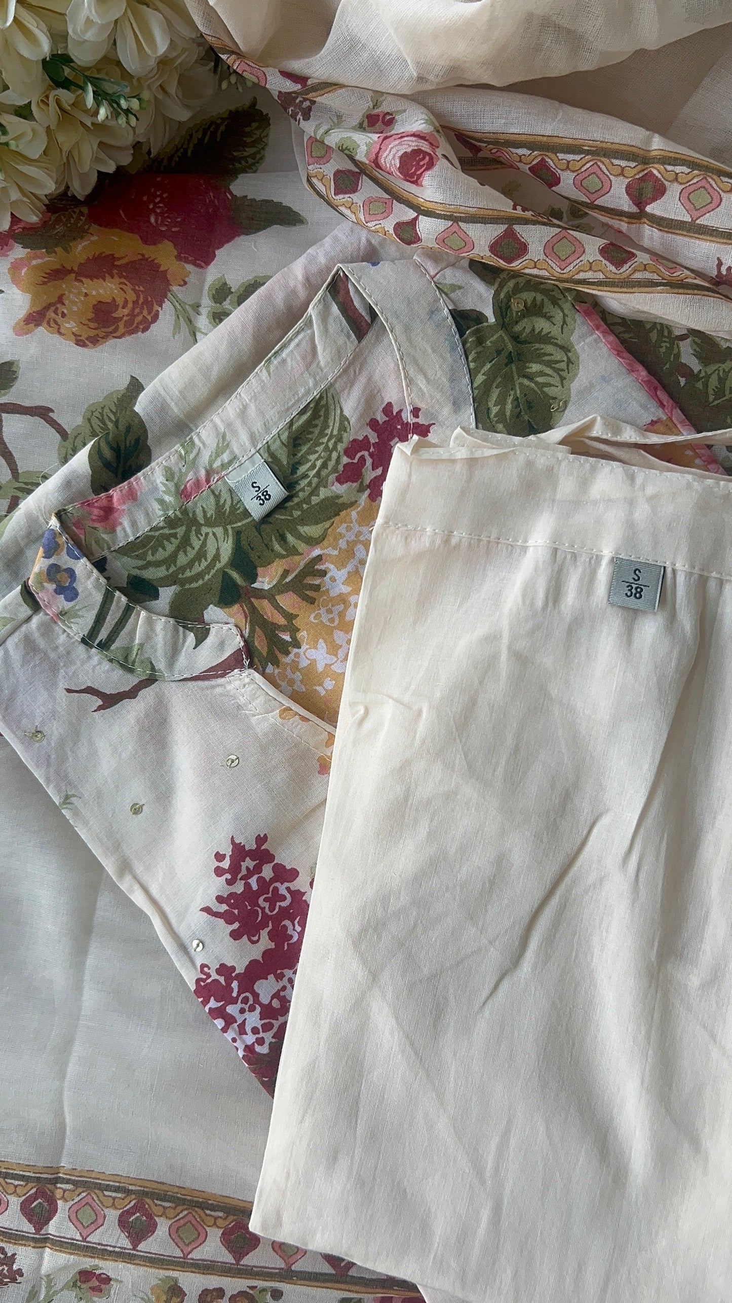 Women’s Off-White Cotton Kurta Set with Dupatta (38 to 52) | VGANG